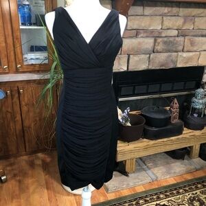 WHITE HOUSE BLACK MARKET SIZE 8 BLACK FULLY LINED SLEEVELESS RUCHED DRESS